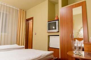 Отель Hotel Sun Garden Турда Двухместный номер с 2 отдельными кроватями - Подходит для гостей с ограниченными физическими возможностями-1